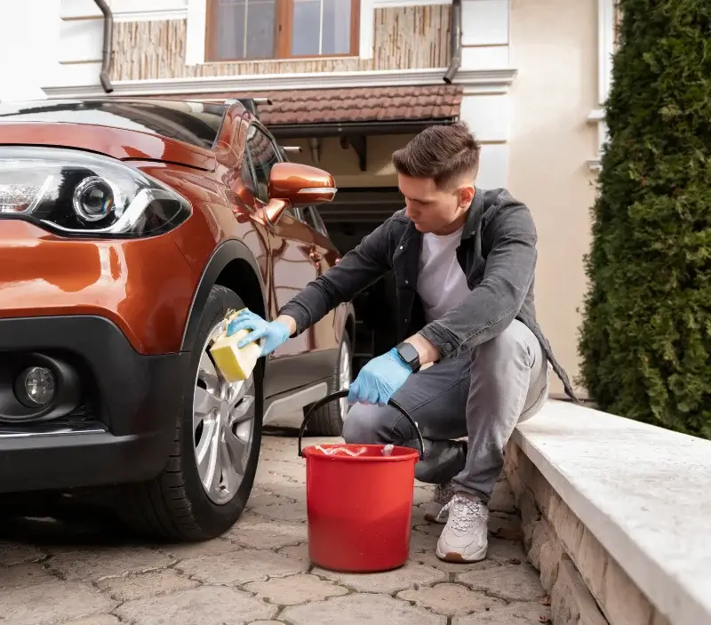 Lavage auto à domicile Venesmes : professionnel intervenant sur un véhicule